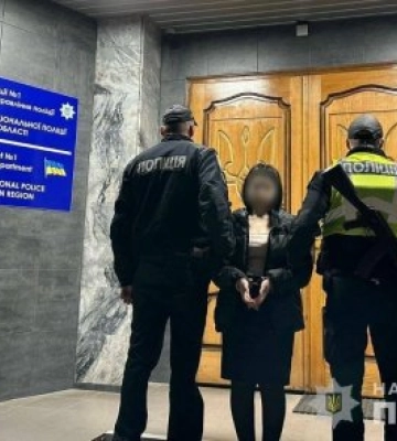 Закарпатські поліцейські затримали аферистку, яка виманила у потерпілої понад 1,5 млн грн за «зняття порчі»
