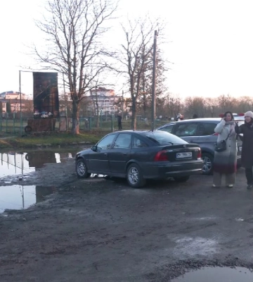 Біля стадіону в Рівному замість багнюки зроблять парковку
