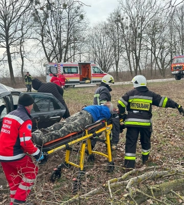 Автомобіль з`їхав у кювет та зіткнувся з деревом: внаслідок ДТП травмувалися двоє осіб