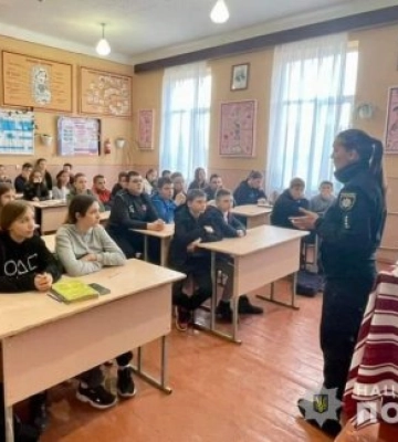 Безпека дітей у цифровому просторі: ювенальні поліцейські Закарпаття проводять профілактичні заняття зі школярами