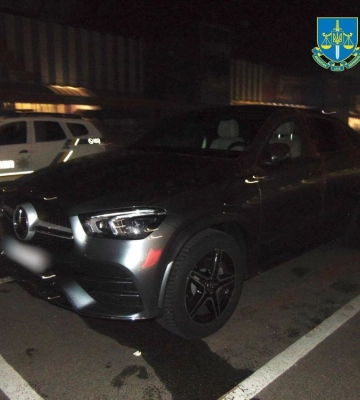 Намагались відібрати елітне авто: у Києві зловмисники на парковці ТРЦ ледь не вбили водія Mercedes. Фото