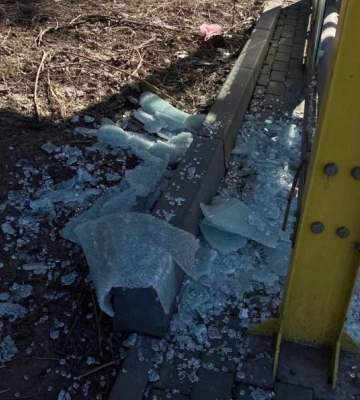 У Дніпрі невідомі розбили скло на зупинці громадського транспорту