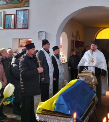 Довга дорога додому: на Волині попрощалися із загиблим Героєм, який загинув пів року тому