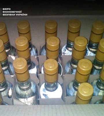 Судитимуть волинянина, який продавав сумнівний алкоголь як «брендовий»