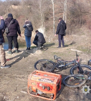 Викрадені велосипеди знайшли у кар’єрі, техніку – на смітнику: жителя Сміли підозрюють у грабежі