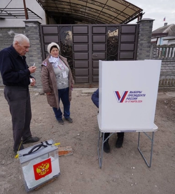 Облаштували "дільниці" у дворах: як у Маріуполі окупанти проводять дострокове "голосування" на "виборах путіна"