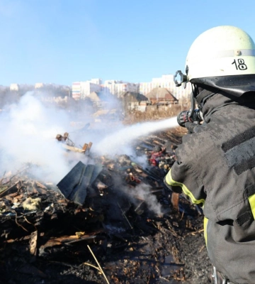 У Харкові - пожежа в 16-поверхівці: є жертви 