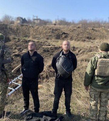 Намагались прорватись до Молдови: двоє чоловіків з драбиною &quot;штурмували&quot; протитранспортний рів, їх затримали з пострілами