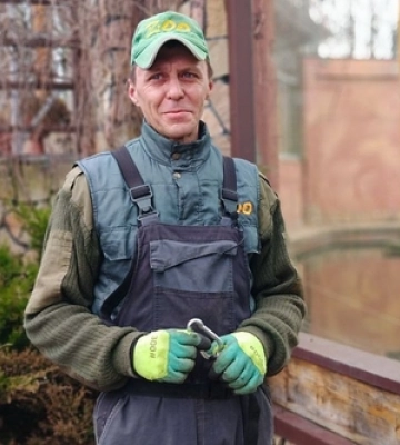 "Найбільше люблю Мариську": переселенець годує хижаків у Луцькому зоопарку