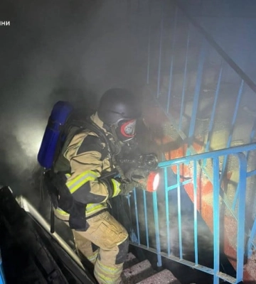 Рашисти скинули авіабомбу на житлову багатоповерхівку на Харківщині