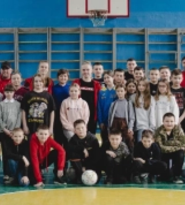 Рівненські ліцеїсти знайомилися з футболом під патронатом гравчинь «Вереса»