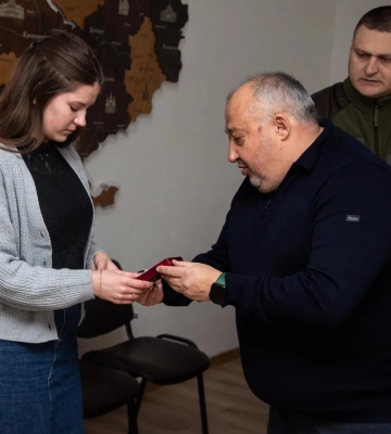 Вдовою залишилася 18-річна дружина: рідним молодого Героя з Волині, який прикрив собою 3 побратимів, передали його нагороду