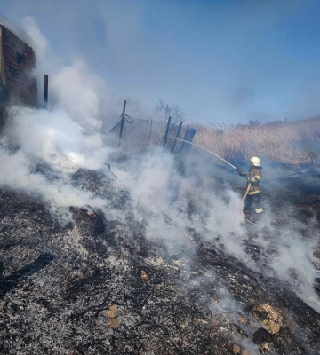 На Баштанщині через пожежу сухої трави та очерету ледь не згоріли житловий будинок та господарчі споруди
