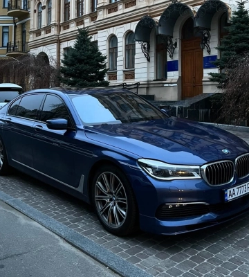 Двухтонная ракета: в Киеве заметили редкий заряженный BMW на 600 сил 