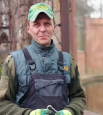 «Найбільше люблю Мариську»: переселенець годує хижаків у Луцькому зоопарку. ВІДЕО