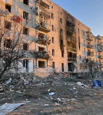 Війська РФ скинули КАБ на житловий район Куп’янська, є руйнації у багатоповерхівці. ФОТО