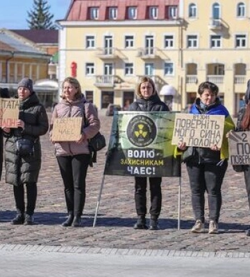 &quot;Кричати без слів&quot;: у Чернігові відбулася мовчазна акція на підтримку нацгвардійців-захисників ЧАЕС, які вже понад два роки&amp;hellip;