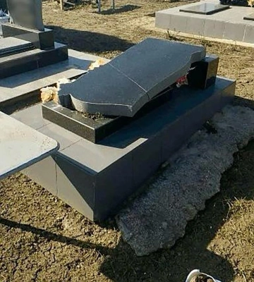 П’яний мешканець Одеської області «розважався» знищенням надгробків