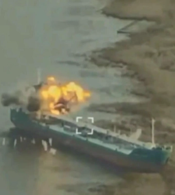 У ВМС розповіли про ураження танкера росії, який ворог використовував як пункт управління (Відео)