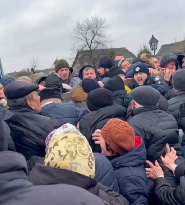 Шарпанина біля храму: в громаді на Волині конфлікт між прихильниками УПЦ та ПЦУ