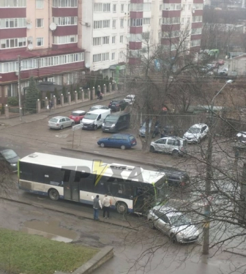 Зіштовхнулися легковик та маршрутка: у Чернівцях на Головній сталася аварія