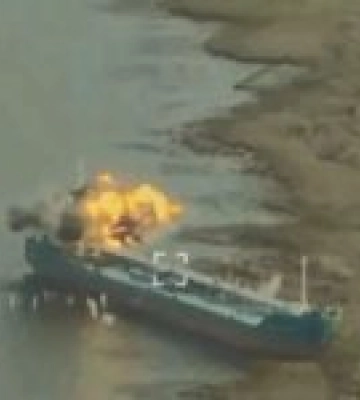 У ВМС розповіли про ураження танкера росії, який ворог використовував як пункт управління (Відео)