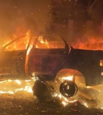 На Миколаївщині у Новому Бузі після аварії спалахнув автомобіль