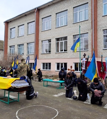 Остання шана воїнові: на Ковельщині попрощалися з Героєм Петром Ілюшиком