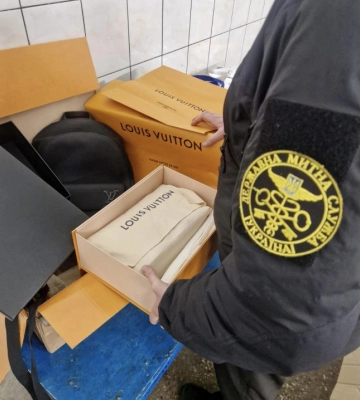 На чернівецькій митниці вилучили брендових речей, косметики та ліків на 3 млн грн