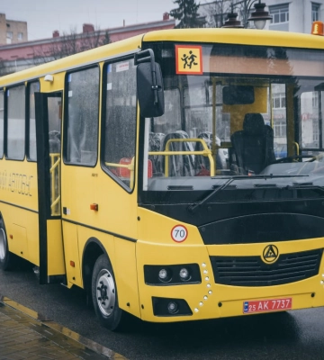 Шкільні автобуси отримали громади Рівненщини від Чеської Республіки
