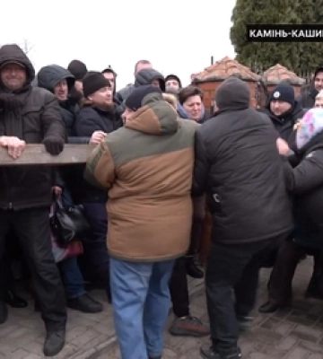 Прихильники УПЦ «МП» не пускають ПЦУ до храму: чим на Волині закінчився скандал (відео)