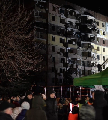 Росіяни вдарили по Кривому Рогу: ракета влучила в багатоквартирний житловий будинок, є жертви. Фото