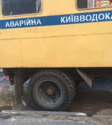 На вулиці Гната Хоткевича прорвало трубу