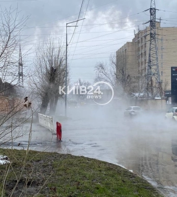 На вулиці Гната Хоткевича прорвало трубу