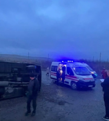 Рейсовий автобус перекинувся на Яворівщині: постраждало 16 людей