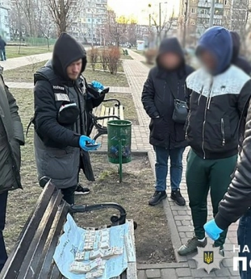У Києві затримали двох чоловіків, які незаконно отримали майже ₴400 тисяч за підробленими документами 