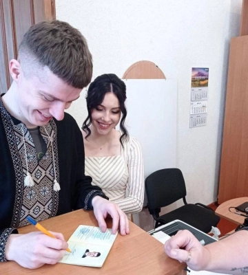 Врятоване весілля: на Рівненщині нареченому перед самим одруженням вклеїли до паспорта фото по досягненню 25-річчя