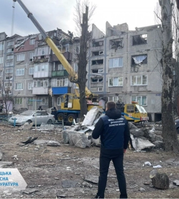Російські окупанти продовжують бити по багатоповерхівках: у Мирнограді на житловий будинок скинули авіабомбу