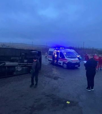 Поліція повідомила деталі перекидання рейсового автобуса на Львівщині