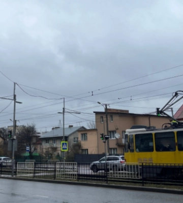 У Львові світлофори через трамвайну колію обладнають звуковими сигналами для незрячих