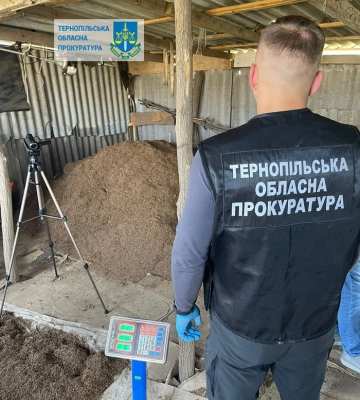 На Тернопільщині експоліцейський зі спільниками постануть перед судом за підпільне виробництво тютюну 