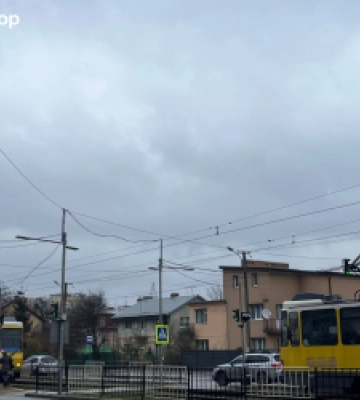 У Львові світлофор через трамвайну колію обладнають звуковим сигналами для незрячих