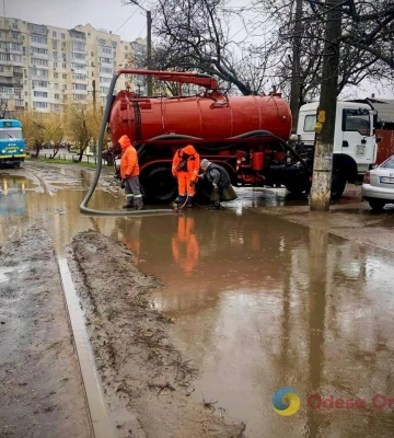 В Одесі дощ змив рекламу з білбордів (фотофакт)