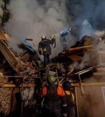 Суми: з-під завалів деблокували тіло загиблого через російський удар по багатоповерхівці – ДСНС