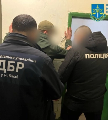 Систематично продавав канабіс арештантам: інспектору Київського СІЗО повідомили про підозру