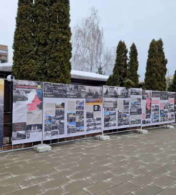 У сквері “Юність” встановили фотовиставку присвячену зруйнованим містам