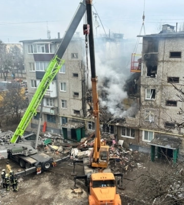 Кількість жертв російського удару по багатоповерхівці у Сумах зросла – ДСНС
