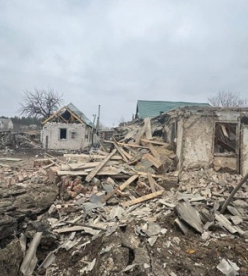 Росіяни скинули авіабомбу на житловий будинок на Харківщині: під завалими люди