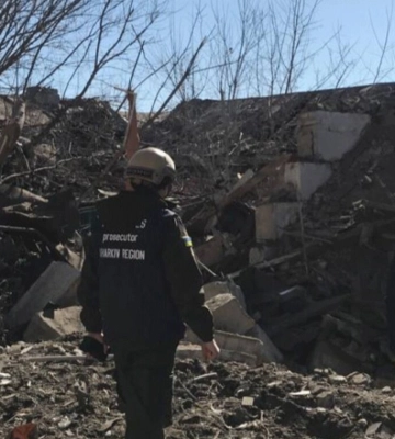 Окупанти пошкодили двоповерховий будинок у Вовчанську, під завалами можуть бути люди