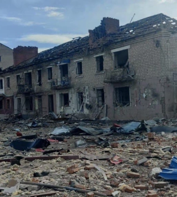 РФ вдарила по будинку у Вовчанську: під завалами можуть бути люди